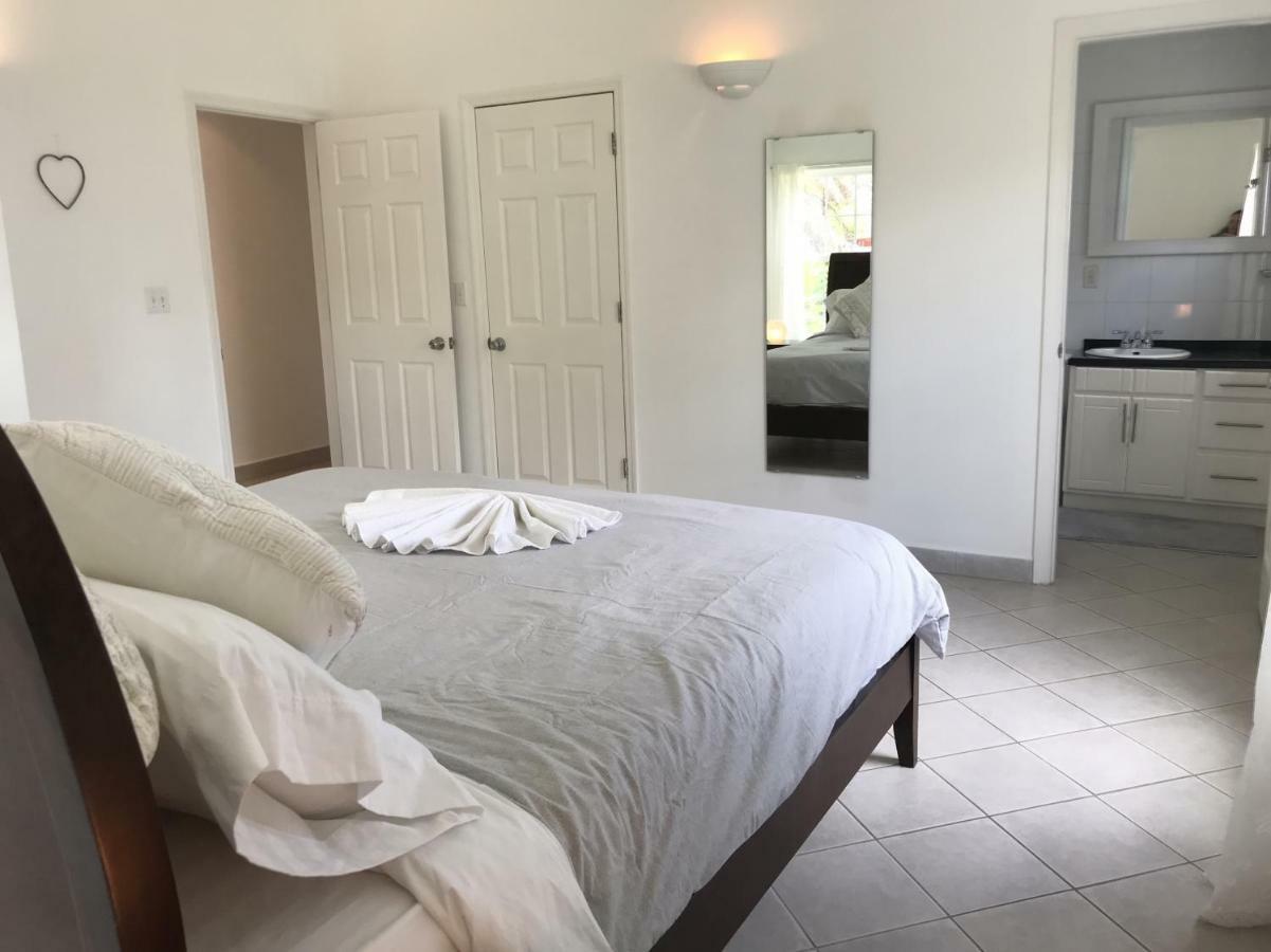 The White House Villa Jolly Harbour Bagian luar foto